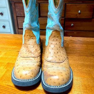 Women’s Ariat cowgirl boots. Size 10
